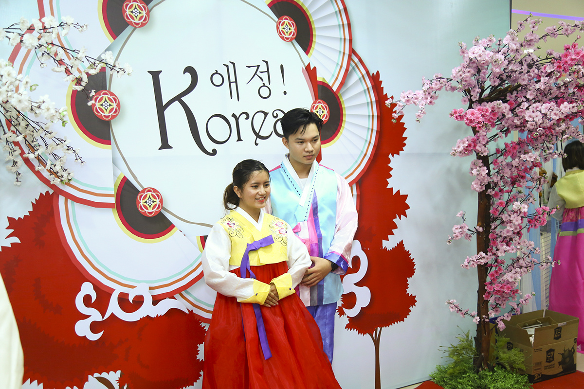 <p class="Normal" style="text-align:justify;"> Các học sinh - sinh viên có dịp khoác lên mình bộ trang phục truyền thống Hanbok của Hàn Quốc. Hanbok gồm hai loại dành cho nữ và nam. Hanbok của phụ nữ gồm jeogori (áo khoác ngoài) và chima (váy dài). Đối với nam giới, một bộ Hanbok bao gồm có Jeogori dài đến ngang hông, chiếc quần Baji, và bên ngoài sẽ là một chiếc áo choàng Durumagi.</p>
