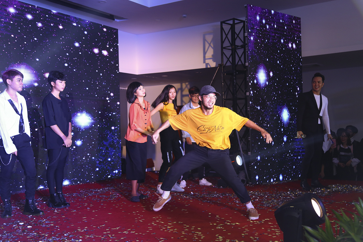 <p style="text-align:justify;"> Cuối chương trình, dancer Nguyễn Hoàng Minh Thông đã dành tặng cho các bạn học sinh - sinh viên màn biểu diễn ngẫu hứng theo nhạc trước khi Ban Giám khảo cuộc thi Hovilo K-Pop Dance công bố kết quả.</p>