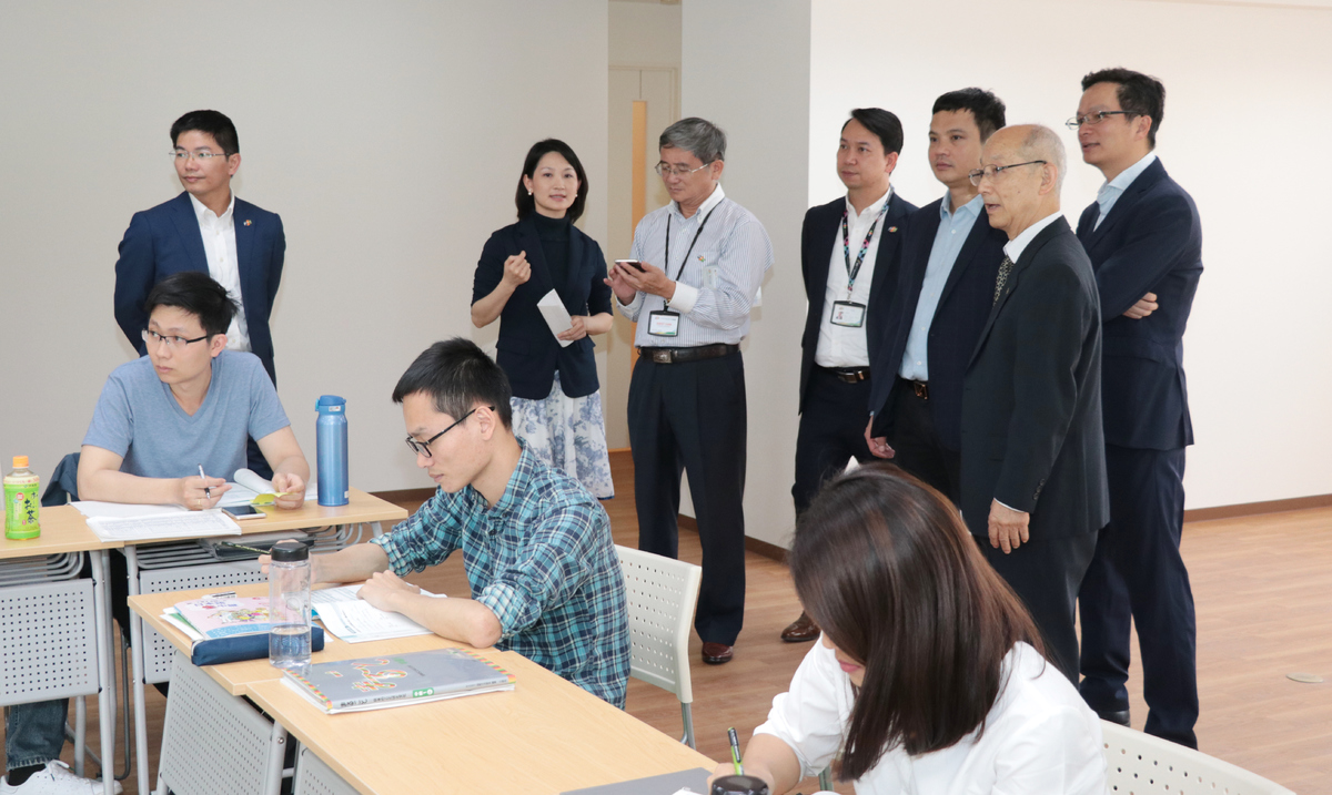 <div style="text-align:justify;"> Ngày 20/5, Phó Chủ tịch FPT Bùi Quang Ngọc và CEO FPT Nguyễn Văn Khoa cùng lãnh đạo FPT Software đã khánh thành trường Nhật ngữ nhà F tại Nhật Bản. <br />  </div>
