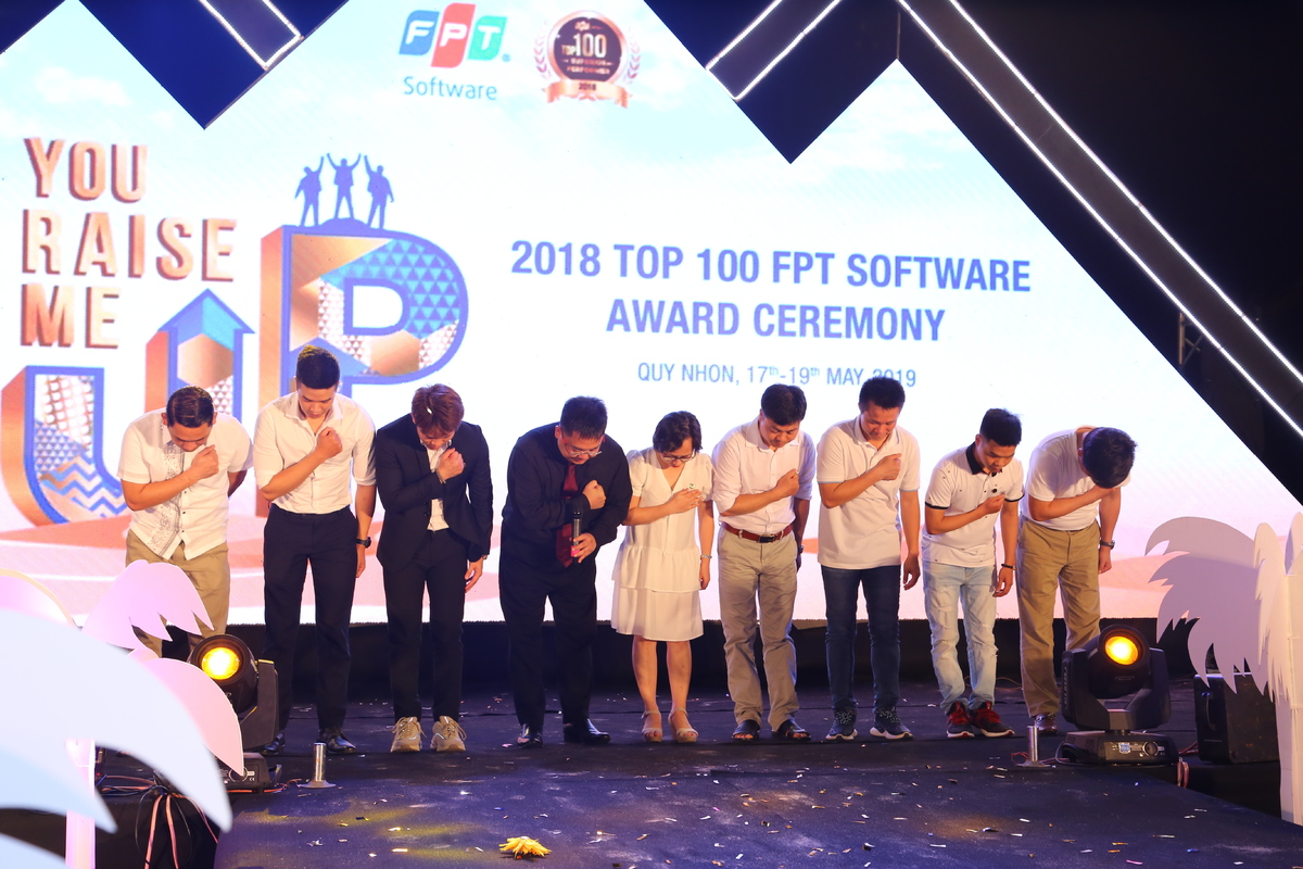 <p> BLĐ FPT Software và đại diện Top 100 thực hiện nghi lễ cảm ơn trước khi chương trình tôn vinh khép lại.</p>