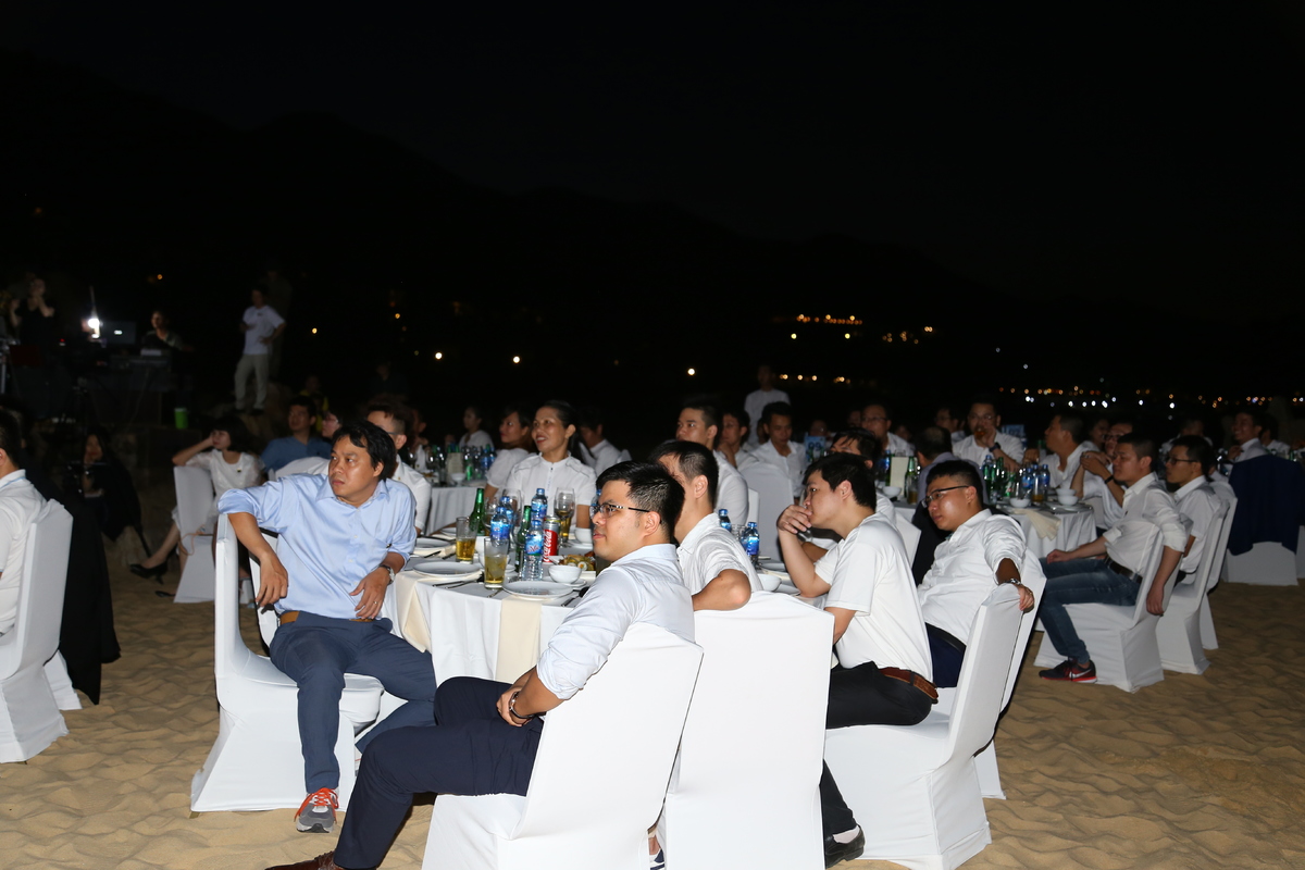 <p> Tối 17/5, lễ tôn vinh Top 100 FPT Software 2018 diễn ra tại resort Avani, Quy Nhơn, với sự tham gia của các lãnh đạo nhà Phần mềm gồm: Chủ tịch Hoàng Nam Tiến; TGĐ Phạm Minh Tuấn; Trưởng ban Nhân sự Phan Mạnh Dần cùng 100 cá nhân xuất sắc FPT Software năm 2018.</p>