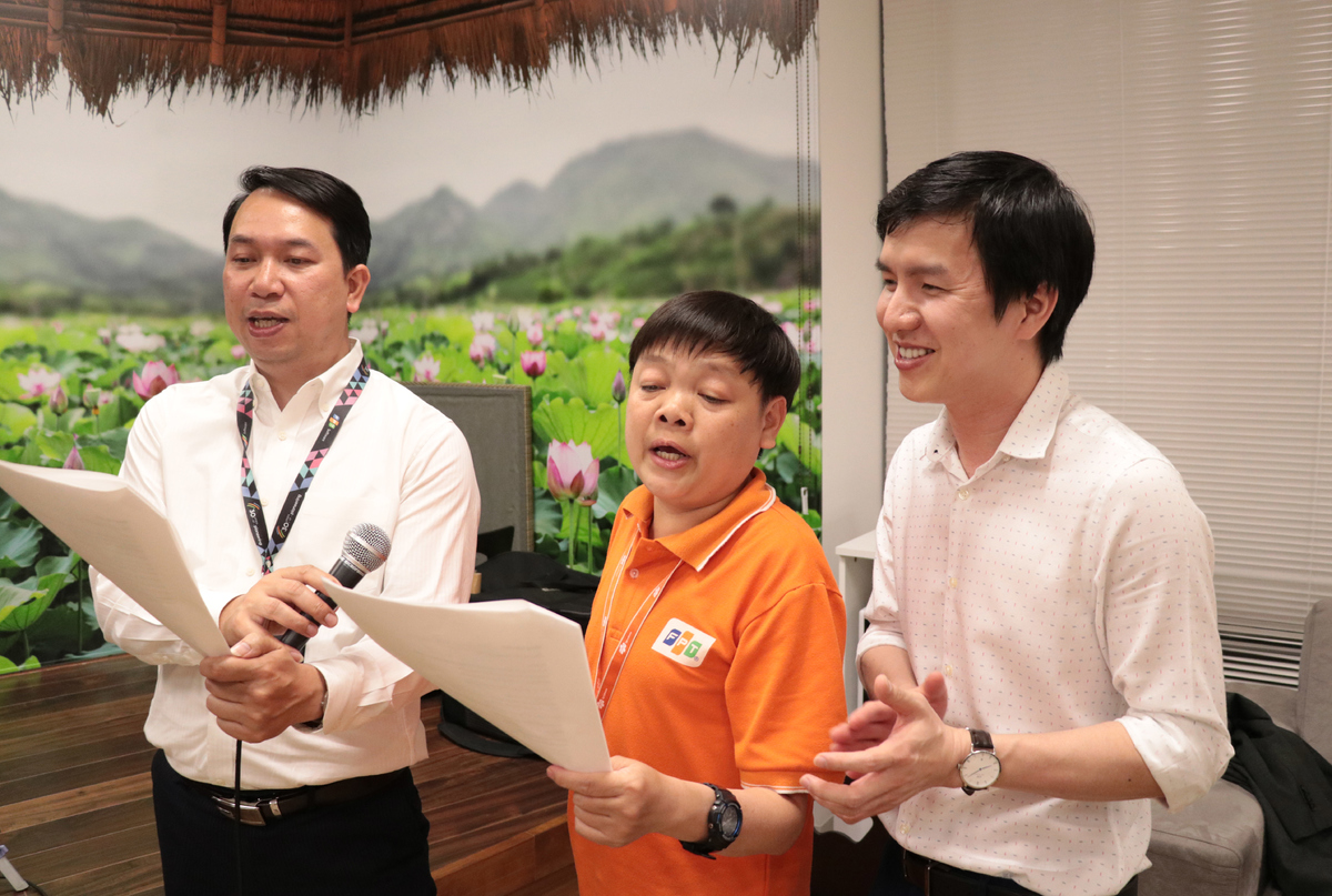 <p> Trong khi, CEO FPT Japan Nguyễn Việt Vương và nhân viên hát các bài STCo tặng lãnh đạo. </p>