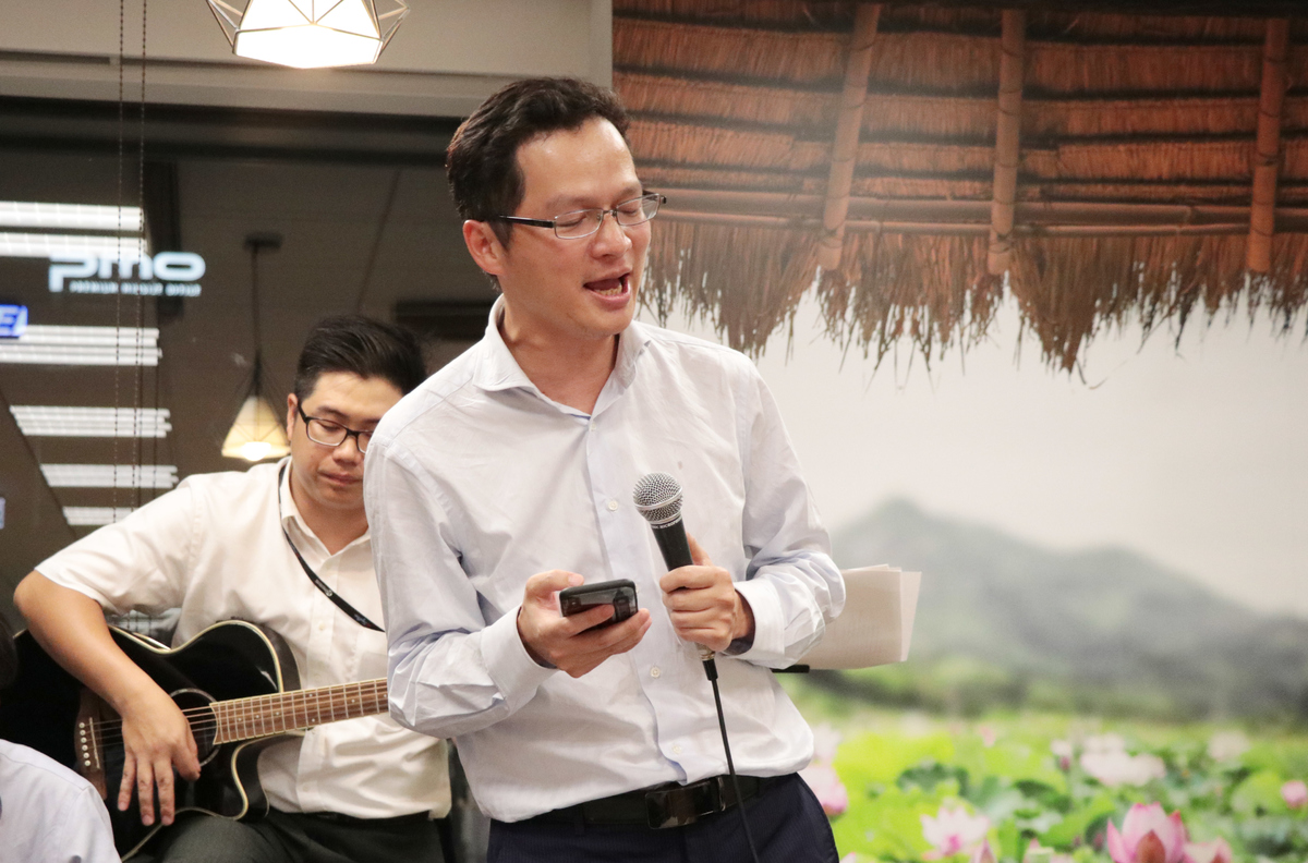 <p style="text-align:justify;"> Giám đốc Điều hành hoạt động FPT Software Trần Đăng Hòa quyết định hát bài tủ "Anh còn nợ em". </p>