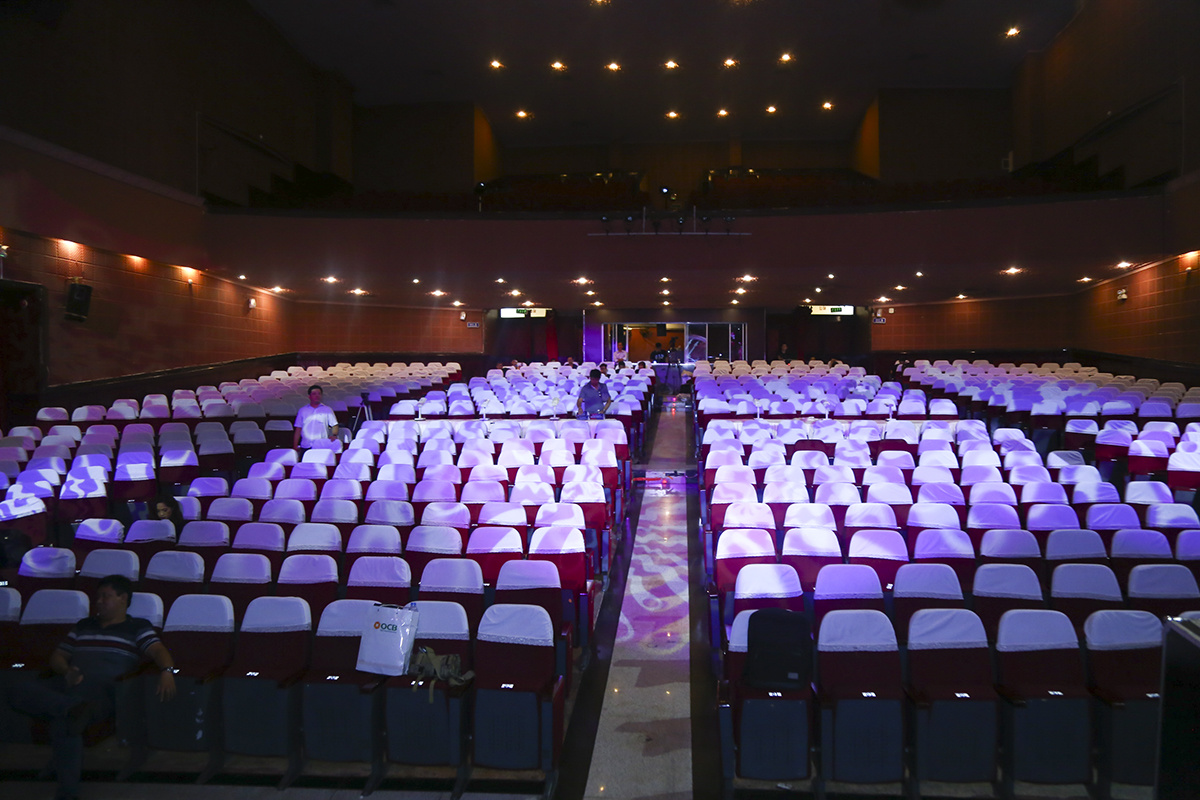 <p style="text-align:justify;"> Sân khấu Sao Chổi 2019 ở nhà hát Bến Thành với sức chứa 1.041 chỗ ngồi đã sẵn sàng đón tiếp những khán giả nhà F.</p>