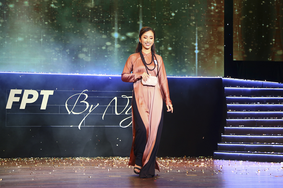 <p> Dương Thị Hồng Sâm là cô gái đầu tiên của nhà Hệ thống xuất hiện trên sân khấu.</p>