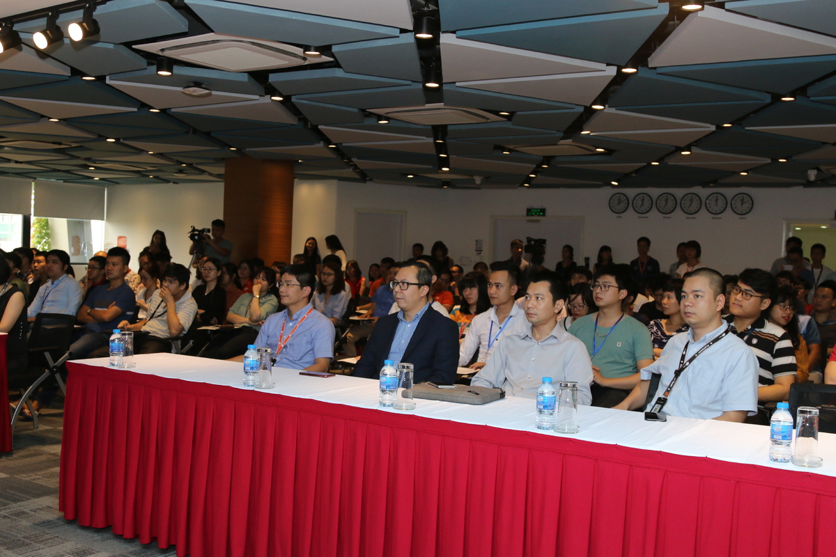 <p> Tham dự buổi hội thảo gồm có các đại diện đến từ Microsoft gồm: GĐ Marketing và Tổ chức Lucky Gani; Trưởng ban Chuyển đổi số Microsoft Việt Nam Sơn Phan. Về phía FPT Software có sự tham dự của CIO FPT Software, Chủ tịch kiêm CEO FPT DPS Đỗ Văn Khắc và Trưởng ban CNTT Nguyễn Quang Dũng cùng hơn 300 CBNV nhà Phần mềm.</p> <p> Chương trình được livestream trong nhóm "FSOFT in the news" trên Workplace.</p>