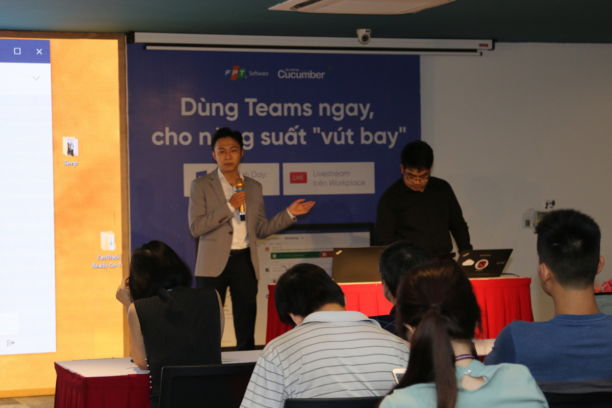 <p> Chuyên gia tiếp nhận Microsoft Việt Nam Lợi Trần <em>(trái) </em>và Quản lý theo dõi nhanh Nguyễn Thắng <em>(phải) </em>mô phỏng một ngày làm việc của một PM (quản trị dự án) khi sử dụng Teams.</p>