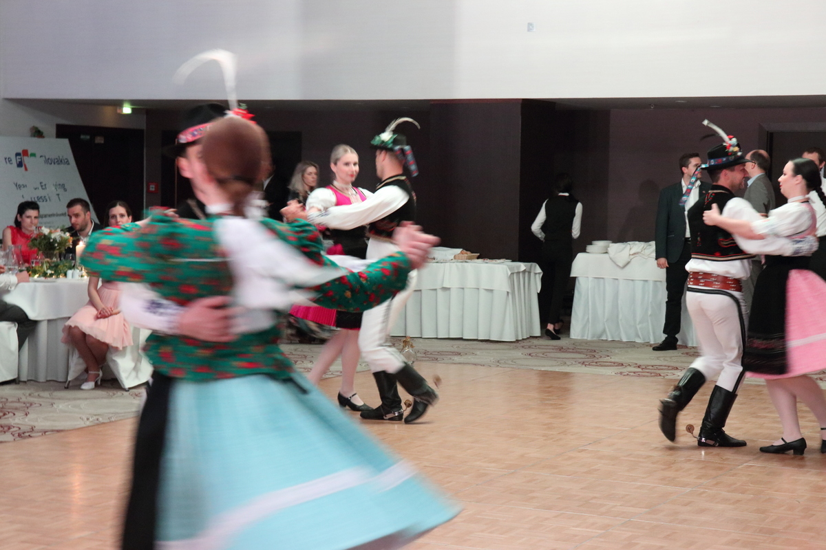 <p> Bữa tiệc sinh nhật 5 tuổi của FPT Slovakia càng trở nên sôi nổi, vui tươi với tiết mục khiêu vũ mang đậm văn hóa bản địa.</p>
