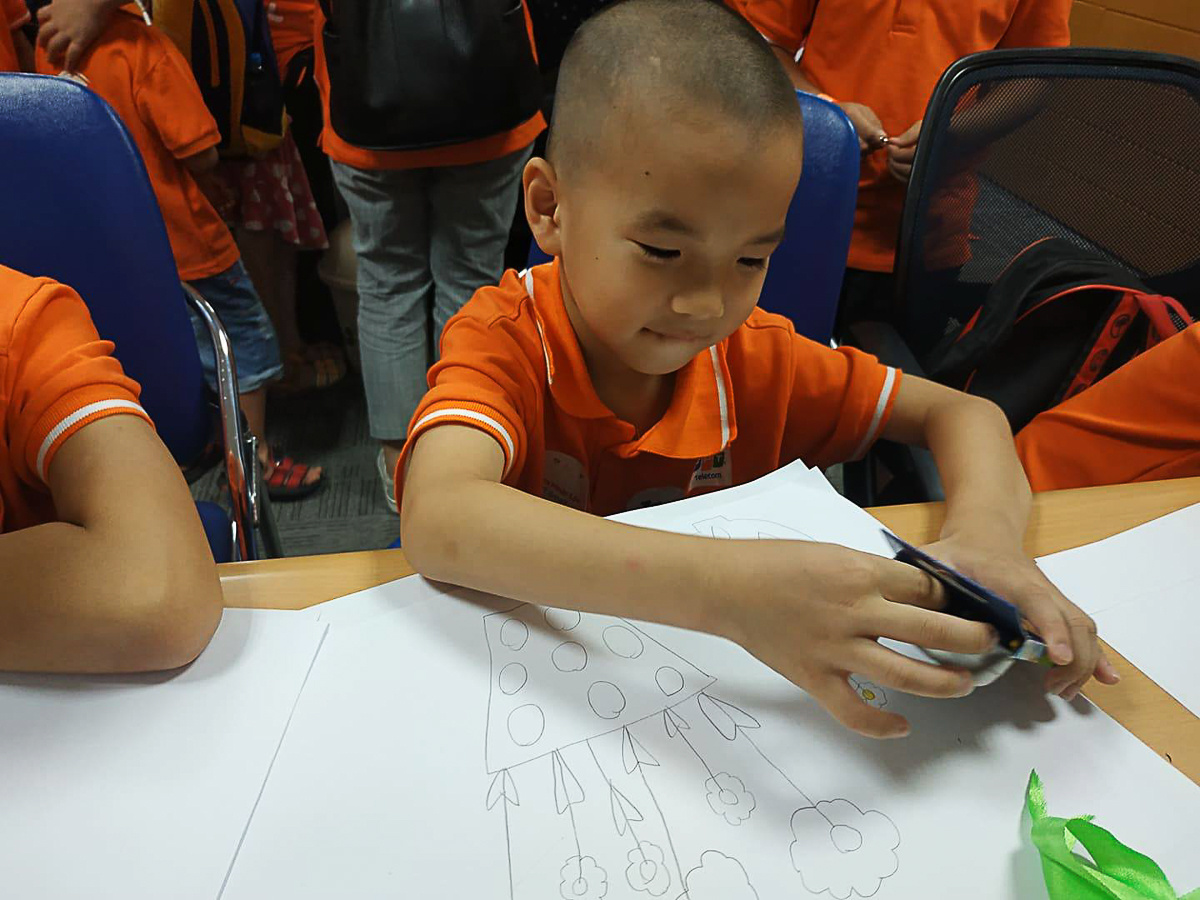 <p class="Normal"> Bé Nguyễn Phúc Lộc, 7 tuổi, là một cậu bé tình cảm. Ở bài thu hoạch cuối buổi sáng, bé vẽ chậu hoa để  tặng cho mẹ là người nhà F.</p>