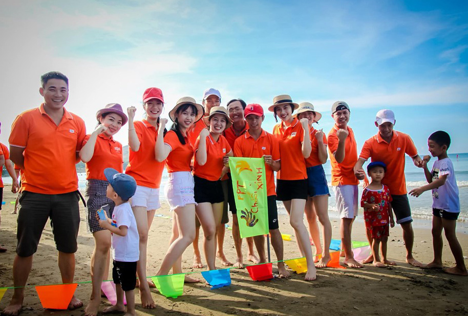 <p class="Normal" style="text-align:justify;"> Ngày 31/5, FPT Telecom Gia Lai đã tổ chức chương trình teambuilding tại bãi biển Phan Thiết, tỉnh Bình Thuận. Hoạt động nhằm tạo sân chơi vui vẻ cho CBNV và tăng tinh thần đoàn kết giữa các phòng ban.</p>