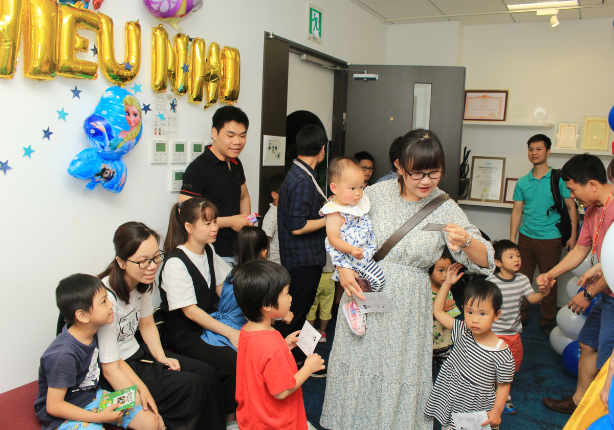 <p class="Normal" style="text-align:justify;"> Chiều ngày 1/6, FPT Japan đã tổ chức chương trình "Lạc lối ở xứ sở thần tiên" dành cho các bé tại văn phòng Daimon, Tokyo, Nhật Bản. <span>Dù 13h chương trình mới bắt đầu nhưng nhiều cán bộ nhân viên (CBNV) đã dẫn các bé tới công ty từ khá sớm để tham gia các hoạt động. </span></p>