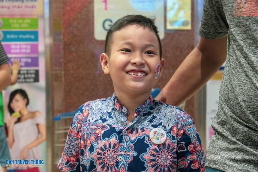 <p class="Normal" dir="ltr" style="text-align:justify;"> <span style="text-align:justify;">15h ngày 1/6, con CBNV thuộc Trung tâm quản lý đối tác phía Nam (Phương Nam - PNC) bắt đầu buổi “vui hết cỡ” tại Khu vui chơi </span>Tini World<span style="text-align:justify;"> trên đường Hòa Hảo (TP HCM). Đây là lần đầu tiên PNC tập trung bố mẹ và con cùng vui chơi. Những năm trước, trung tâm chỉ gửi quà nhỏ cho các bé và phần thưởng dành ri</span><span style="text-align:justify;">êng con em CBNV có thành tích học tập xuất sắc.</span></p>