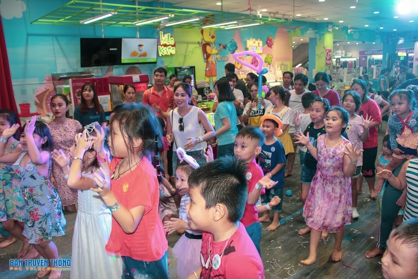 <p class="Normal"> Kết thúc chương trình là màn nhảy sôi động của tất cả các bé và phụ huynh với ca khúc “Chiếc bụng đói”.</p>