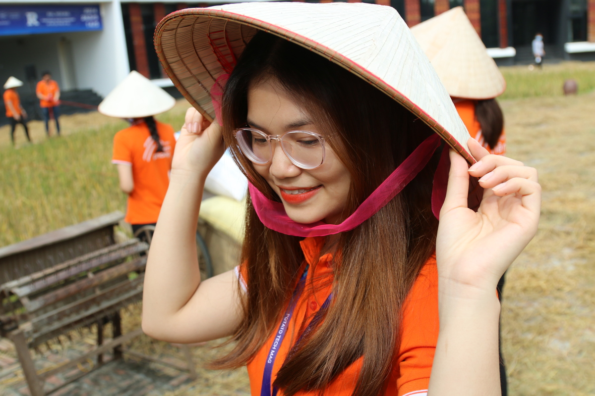 <p> Sinh năm 1995, Nguyễn Thu Trang hiện làm việc tại Trung tâm chia sẻ dịch vụ Hòa Lạc (SSC. HL). Mỗi bức ảnh của nữ lễ tân thu hút hàng trăm lượt like.</p>