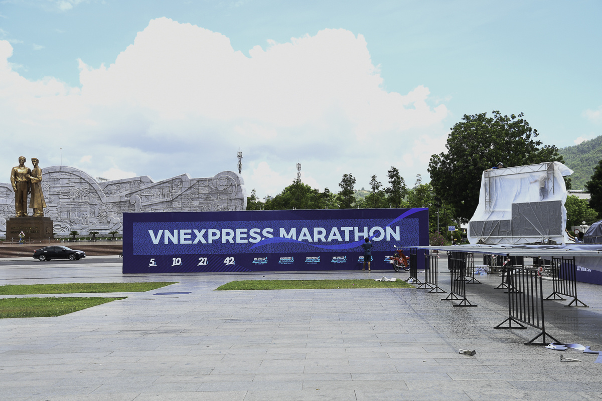 <p> Cách đó 200m, tại quảng trường Nguyễn Tất Thành, Ban tổ chức bắt đầu set-up các khu vực sự kiện.</p>