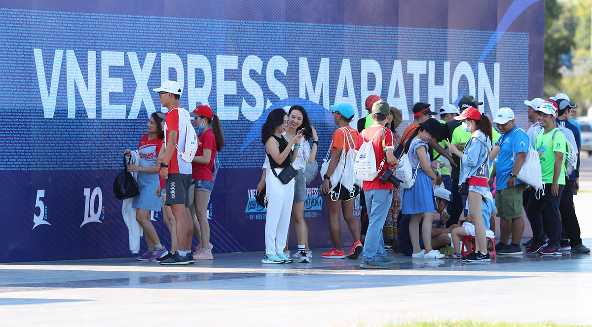 <p class="Normal"> Sau nhiều tháng chuẩn bị, VnExpress Marathon đã tiến sát giờ phút quan trọng nhất. Từ 15h chiều ngày 8/6, đông đảo chân chạy đã gấp rút hội quân tại khu expo để làm thủ tục xác nhận tham gia giải và nhận trang bị từ Ban tổ chức.</p>