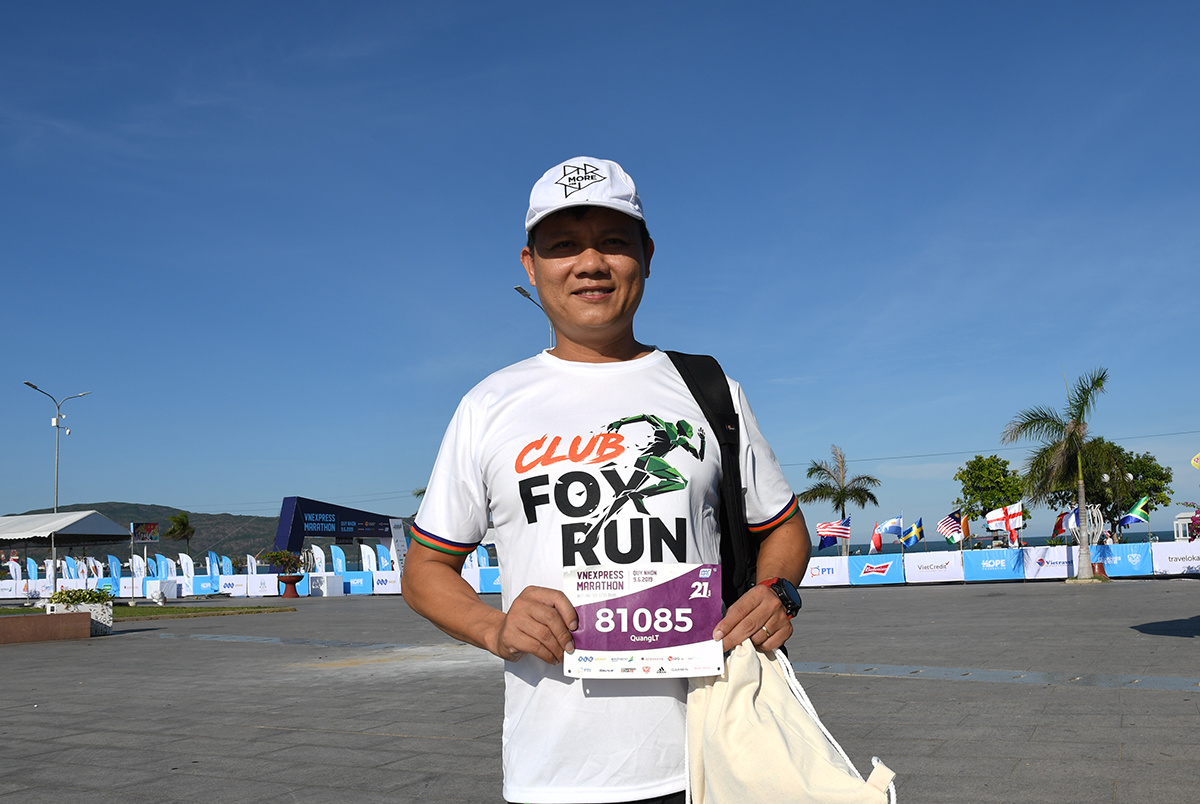 <p> Anh Lê Thanh Quang, Giám đốc Trung tâm Kinh doanh Sài Gòn 3, là một trong những thành viên cuối cùng nhóm WolfRun- Sói chạy của Vùng 5, nhận Bib cà Racekit. "Tôi chạy 21km. Hy vọng sẽ hoàn thành trước khi nắng lên", anh Quang bật mí.</p>