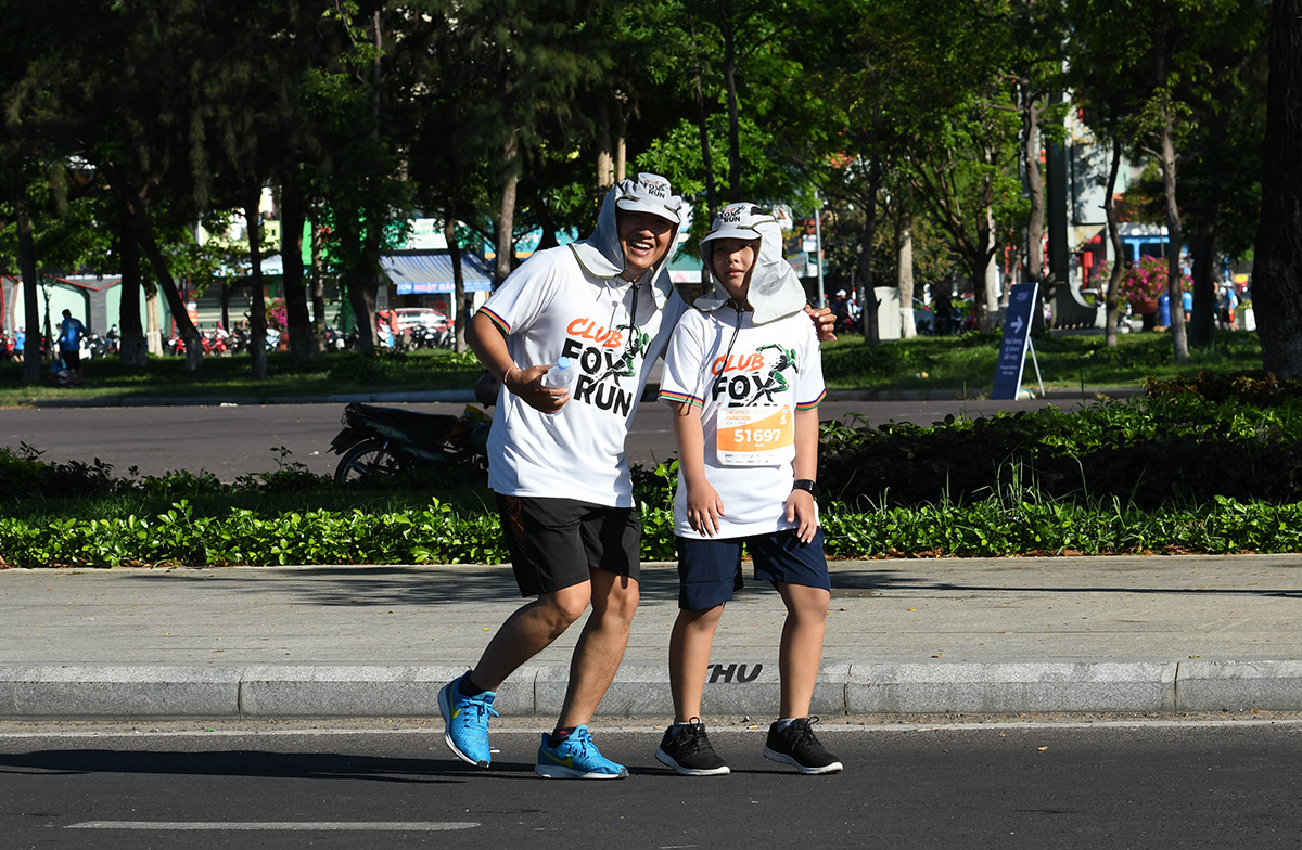 <p class="Normal"> Anh Lâm Khánh Phương, Giám đốc Trung tâm Kinh doanh Sài Gòn 10, cùng con trai chinh phục VnExpress Marathon. Anh Phương chạy 21 km trong khi FPT Small hoàn thành 5 km.</p>