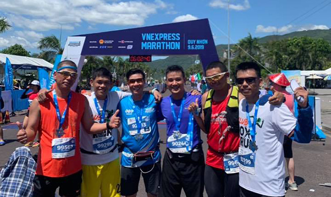 <p> Nhóm chân chạy FPT Telecom chinh phục full marathon sớm tranh thủ chụp hình trong khi đợi các đồng nghiệp hoàn thành đường chạy.</p>