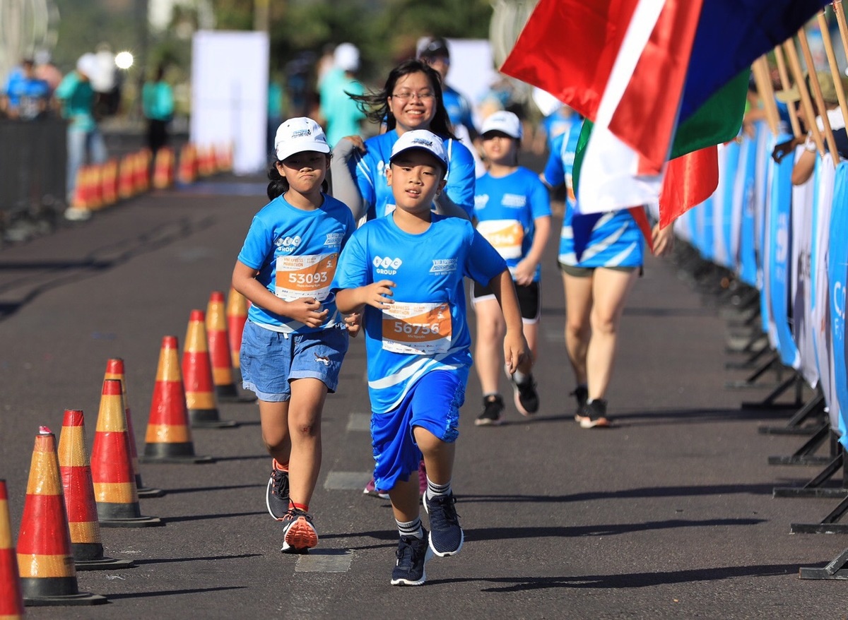 <p> Trên đường chạy của VnExpress Marathon 2019 có nhiều em nhỏ khác tham gia để góp một phần sức mình ủng hộ chương trình "Ánh sáng học đường" cho các bạn kém may mắn hơn.</p>