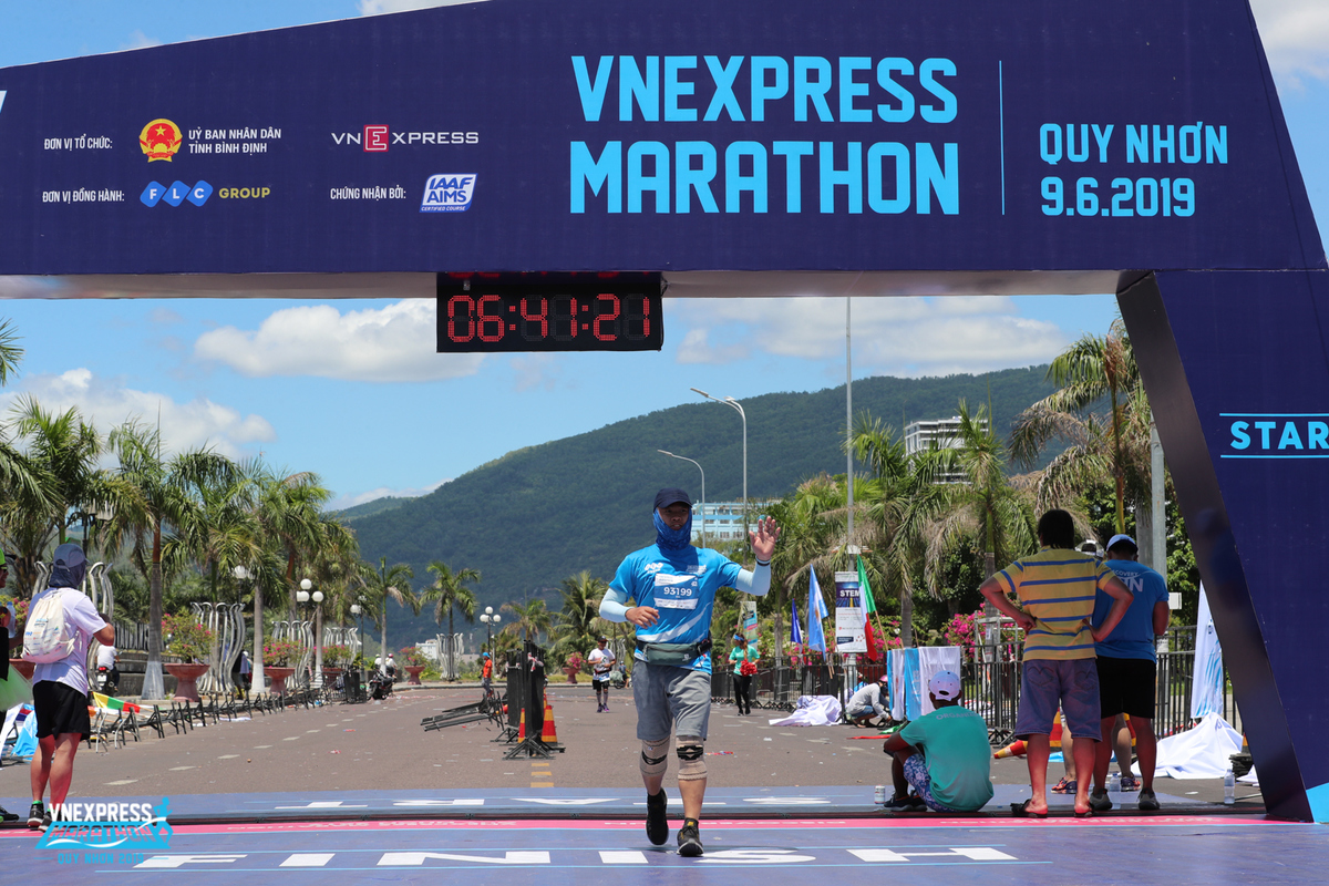 <p> <span style="color:rgb(0,0,0);">"Không tin mình có thể hoàn thành full marathon 42km, dù tốc độ trung bình hơi tệ do căng cơ ở những km cuối", anh Lê Tôn Vinh, Ban dự án FPT Telecom chia sẻ sau khi hoàn thành mốc thách thức ở </span><span style="color:rgb(0,0,0);">VnExpress Marathon.</span></p>