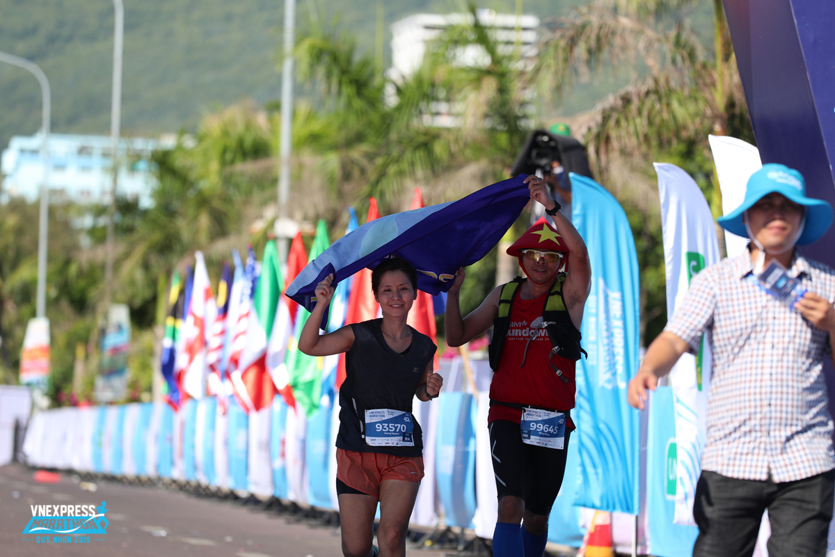 <p class="Normal"> 'Thánh Marathon nhà F' - anh Quách Tô Phong, Trung tâm Hệ thống thông tin FPT Telecom, là người đầu tiên nhà F kết thúc cự ly 42 km trong 4h9 với những bước chạy thần tốc. </p> <p class="Normal"> <span>Trong một buổi sáng tung sức, anh Phong đã có mốc về đích tốt nhất trong hơn 10 giải Marathon từng chinh phục. "</span><span>Đây là lần thứ 3 tôi chơi kiểu 2 giải 42km liên tục trong 2 tuần", anh Phong bật mí. "</span><span>Giải VnExpress tôi chỉ định mục tiêu 4h30 vì vừa dồn hết sức trong giải Singapore Sundown tuần trước. Nhưng không ngờ còn về đích sớm hơn tuần trước 3 phút". </span><span>Theo anh Phong, các trạm tiếp nước của BTC VnExpress đã hỗ trợ rất tốt cho VĐV. Nước suối và điện giải luôn đầy đủ ở các trạm và đặc biệt là luôn lạnh. Hơn thế, BTC còn có miếng mút để thấm lên người mát lạnh.</span></p>