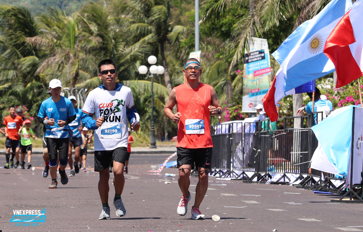 <p> Lần đầu thử sức cự ly 42, anh Phạm Công Tứ chinh phục thành công marathon khá sớm so với các đồng nghiệp từng chạy nhiều giải trước đó. "Thật sảng khoái khi lần đầu lên đỉnh 42km mơ ước. Đây là kỷ niệm đáng nhờ trên hành trình chạy của tôi". </p>