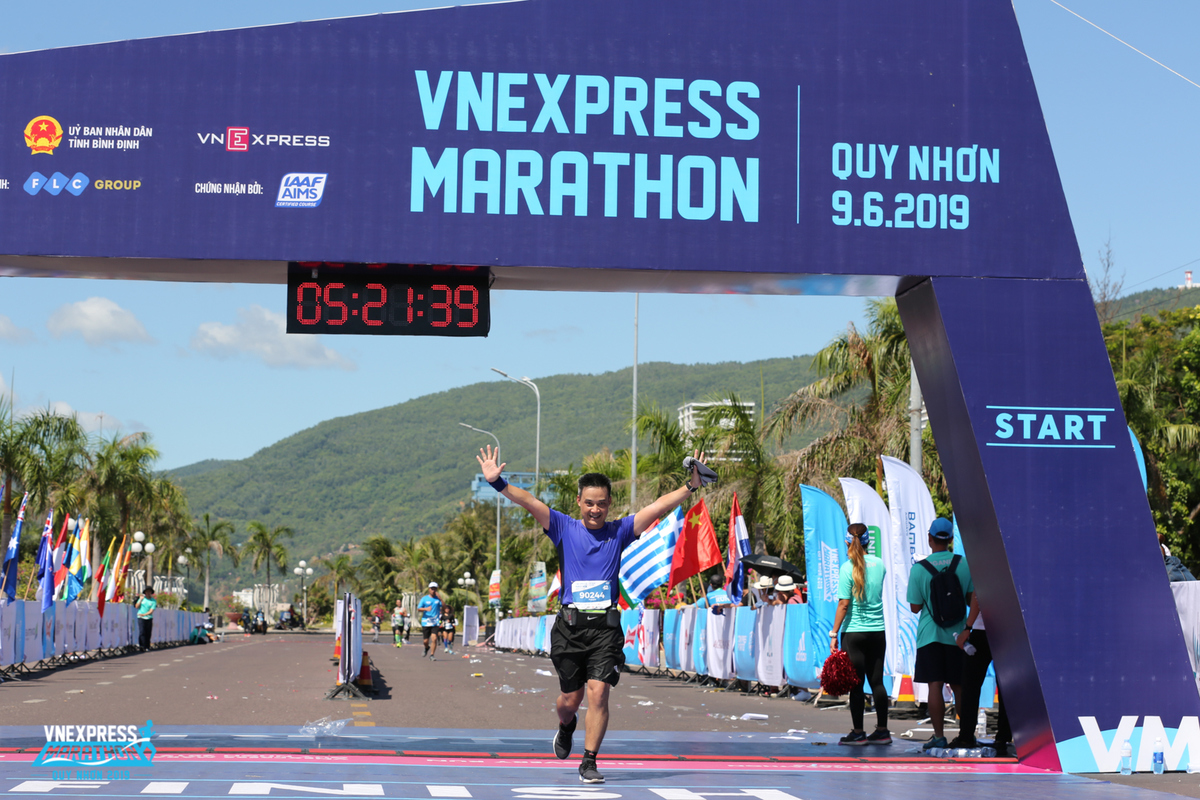 <p class="Normal"> PTGĐ FPT Telecom Chu Hùng Thắng lần thứ hai chinh phục thành công full marathon. Với giải của VnExpress, nhờ tập luyện tích cực, anh Thắng cán mốc trong 5h21, nhanh thứ 2 nhóm VĐV nhà F. Yêu thích và tham gia nhiều hoạt động thể thao, và một trong những hoạt động anh lựa chọn từ lâu là chạy bộ. Những buổi sáng hay các dịp cuối tuần, người nhà F dễ dàng bắt gặp PTGĐ FPT Telecom "mài giày" trên những tuyến đường ở Phú Mỹ Hưng hoặc đua cùng nhóm FoxRun.</p>