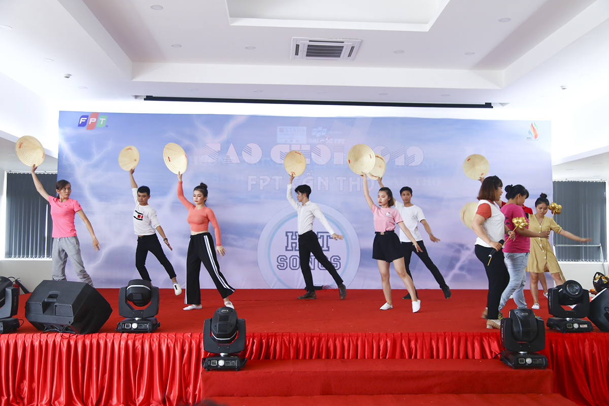 <p style="text-align:justify;"> Màn múa phụ họa "Hello Vietnam" được dàn dựng bài bản và tập luyện rất đồng đều giữa các thành viên.</p>