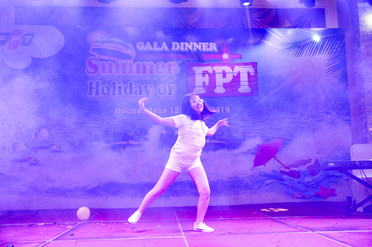 <p> Bé Nguyễn Tú Linh là nhân tố khuấy động không khí chương trình với tiết mục nhảy hiện đại sôi động, hào hứng. Khán giả cổ vũ không ngớt và dành nhiều tràng pháo tay cho cô bé đáng yêu.</p>