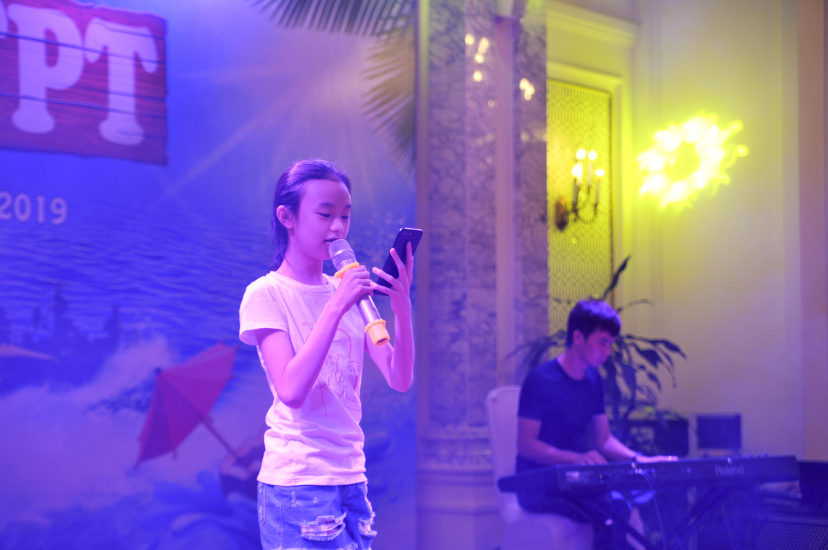 <p> FPT Small cũng có cơ hội thể hiện tài năng khi biểu diễn trên sân khấu gala dinner. Bé Trang Nhung (con nhạc công Nguyễn Văn Toản - FUN) mang đến chương trình ca khúc "Hello Việt Nam" qua giọng hát nhẹ nhàng, bay bổng.</p>