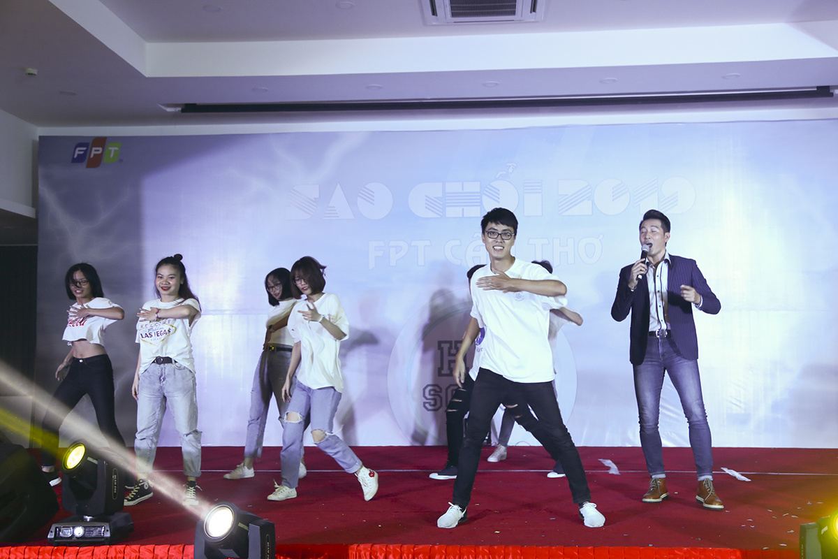 <p style="text-align:justify;"> Ở bài hát "Dáng em" phiên bản remix, ca sĩ Nguyễn Phi Hùng đã mời các nhóm nhảy vừa tham gia cuộc thi Dance Battle lên sân khấu trình diễn cùng mình.</p>