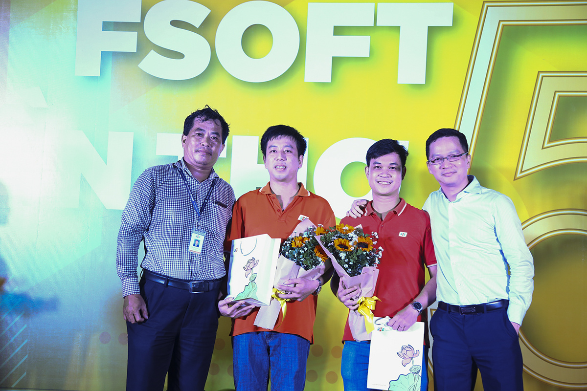 <p> Ban lãnh đạo FPT Software Cần Thơ cũng tặng quà cho 2 cá nhân xuất sắc, hoàn thành nhiều dự án được đánh giá cao từ khách hàng là: Nguyễn Chí Thảo, Trần Ngọc Hiền.</p>