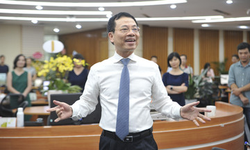 Bộ trưởng Nguyễn Mạnh Hùng: ‘VnExpress hãy đặt sứ mệnh lớn hơn nữa’