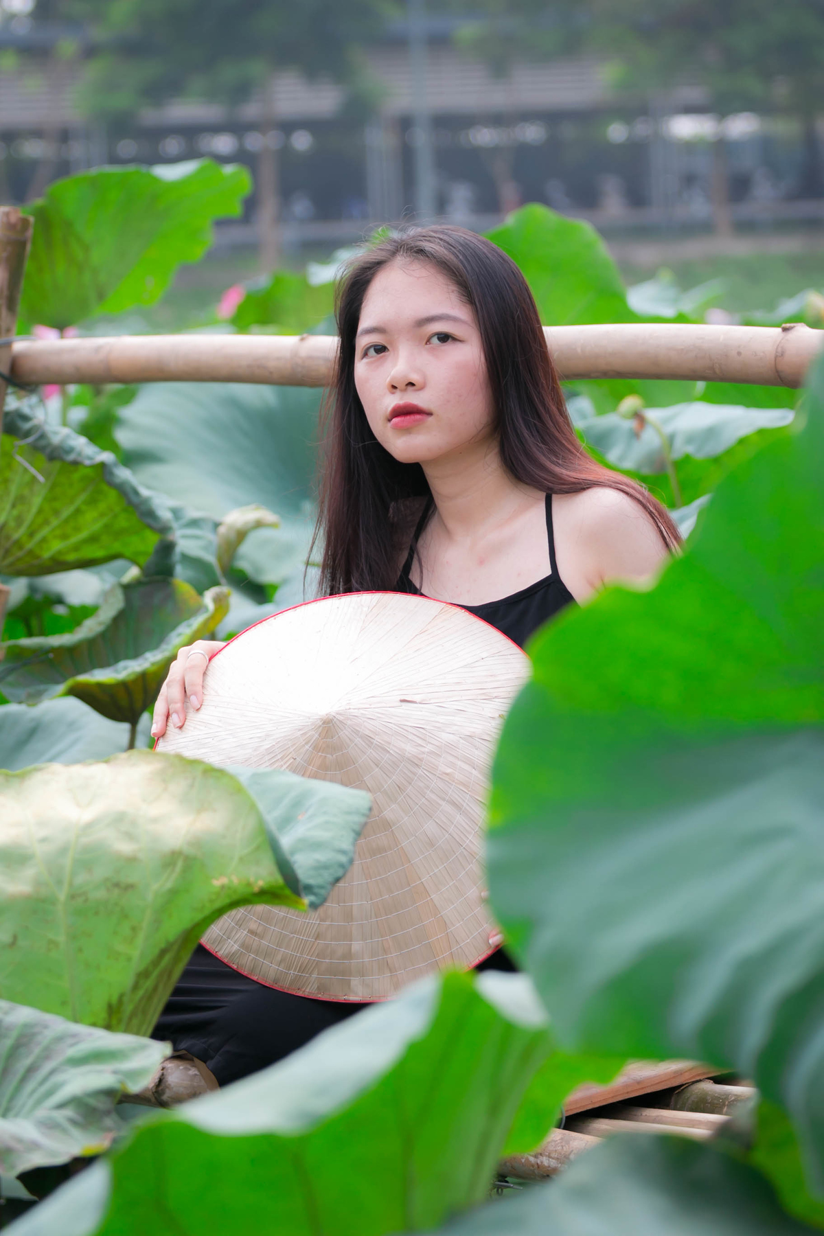<div style="text-align:justify;"> Bóng hồng Mạc Thị Hạ, sinh viên năm cuối ĐH FPT, không thể cưỡng lại được vẻ đẹp và mùi hương thơm dịu nhẹ của hoa sen, có mặt từ sớm lưu lại những hình đẹp nhất. Hạ cho biết hiếm trường đại học nào ở Việt Nam có không gian xanh và rộng thoáng như ĐH FPT.</div>