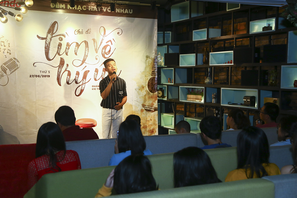 <p> Anh Nguyễn Kim Long là thành viên Đoàn Văn công FPT cũng da diết trong ca khúc "Sợ yêu" - bài hát nổi tiếng của nữ ca sĩ Thanh Hà.</p>
