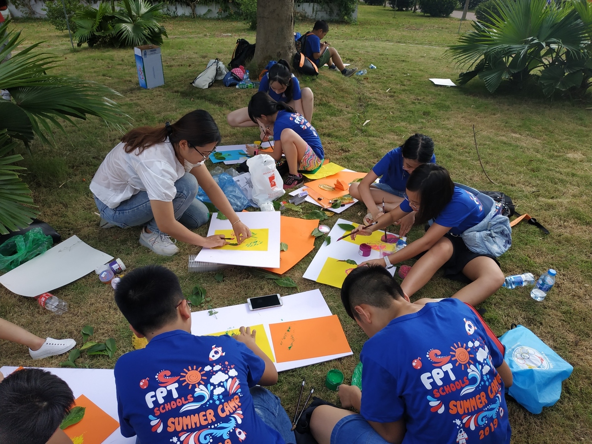 <p style="text-align:justify;"> Sau đó, các em được đưa ra khu đất cỏ cạnh hồ sen để vẽ ngoại khóa. Học viên Summer Camp có thể chọn vẽ hoặc in màu lá tùy theo sở thích các bé. </p>