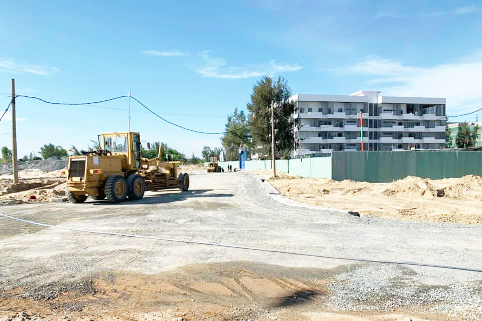 Bên trong và ngoài công trình, một số hạng mục vẫn gấp rút triển khai. Đội ngũ kiến trúc sư, giám sát thi công và công nhân tích cực làm việc để đảm bảo chất lượng cũng như tiến độ.