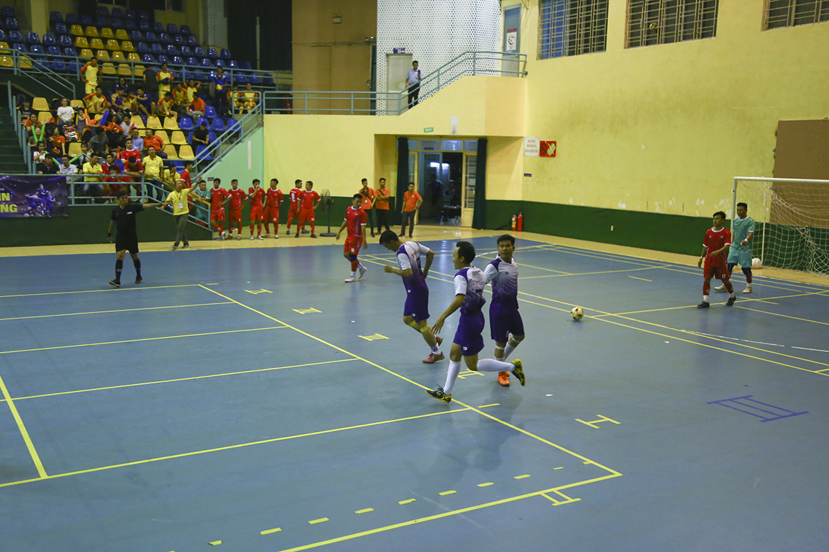 <p style="text-align:justify;"> Trận đấu còn lại của bảng A giải Futsal FPT HCM diễn ra tối ngày 8/7, tại nhà thi đấu Rạch Miễu là màn đọ sức được chờ đợi nhất ở vòng 1 giữa đương kim á quân TPBank (áo tím) và cựu vương FPT Telecom (áo đỏ). Trận đấu hấp dẫn ngay từ đầu khi ở phút thứ 3, tỷ số đã được mở cho TPBank với pha lập công của cầu thủ số 6 Nguyễn Văn Thắng.</p>