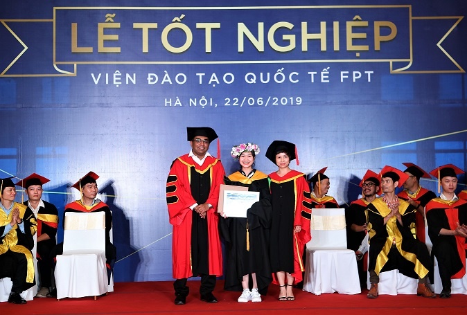 <p class="Normal" style="text-align:justify;"> Nguyễn Thị Vi Quỳnh nhận danh hiệu "Sinh viên xuất sắc nhất 2019" tại Lễ tốt nghiệp, diễn ra vào tháng 6. Kết quả được đánh giá theo 2 tiêu chí: điểm tổng kết 2 năm cao nhất và thời gian tốt nghiệp sớm nhất (tính từ thời điểm kết thúc kỳ 4).</p>