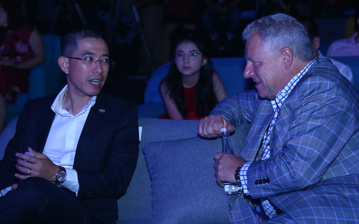 <p> Tổng giám đốc FPT Telecom Hoàng Việt Anh và ông Jonathan Spink, Tổng giám đốc điều hành HBO châu Á tại sự kiện ra mắt.</p>
