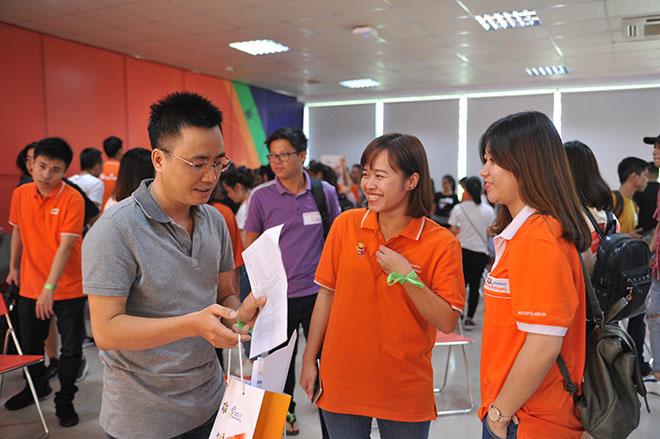 <p class="Normal" style="text-align:justify;"> "Ban đầu tưởng chương trình nhạt nhẽo nhưng không ngờ lại vui và thân thiện thế này", chị Nguyễn Thị Mai Giang, Cán bộ dự án 9+ FPT Polytechnic, bày tỏ.</p>