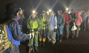 Người FPT Japan vượt mưa bão chinh phục đỉnh Phú Sĩ