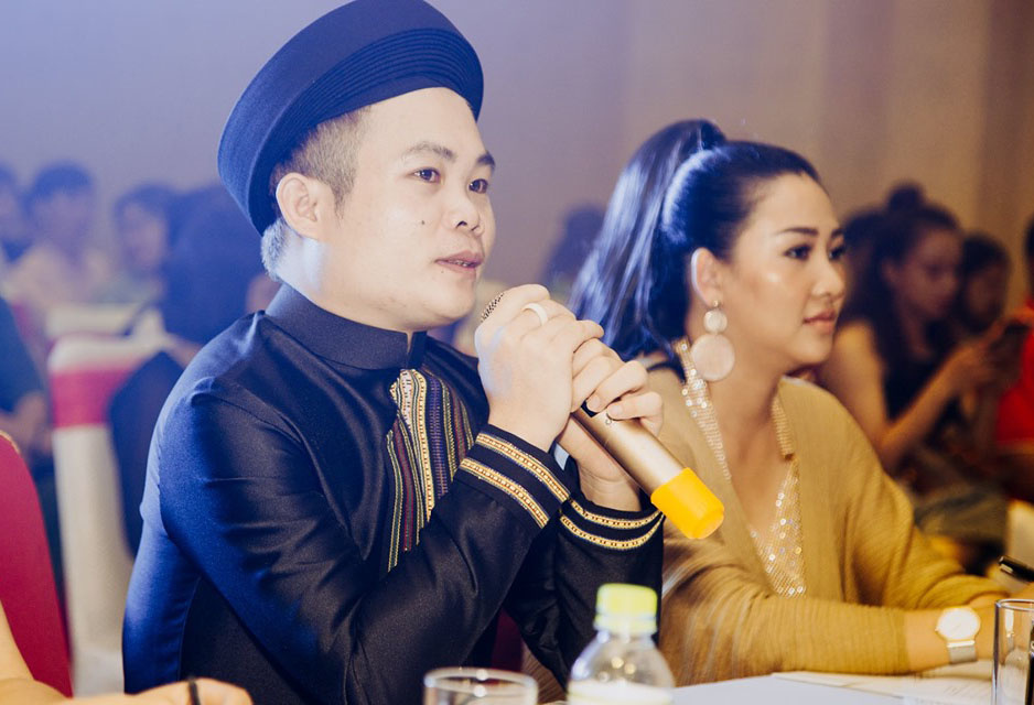 <p style="text-align:justify;"> Giám khảo Trung <span style="color:rgb(0,0,0);text-align:justify;">Beret đánh giá cao các phần thi của sinh viên cơ sở Tây Nguyên dù không có nhiều thời gian để tập luyện. Anh cho biết chính thái đội chuyên nghiệp và sự đầu tư về hình ảnh đã giúp sinh viên lột xác và mang lên sâu nhiều màu sắc khác nhau. </span></p>