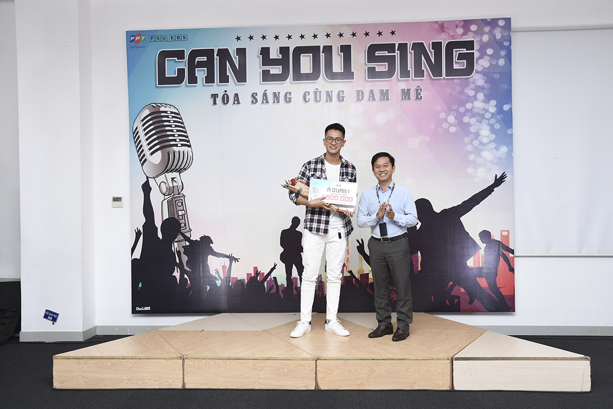 <p> Anh Ngô Minh Trí trao giải Á quân 1 cho anh chàng điển trai Lê Minh Đức - người có chất giọng được BGK đánh giá là có thể đi hát với tiết mục dự thi là ca khúc "Chôn giấu giấc mơ".</p>