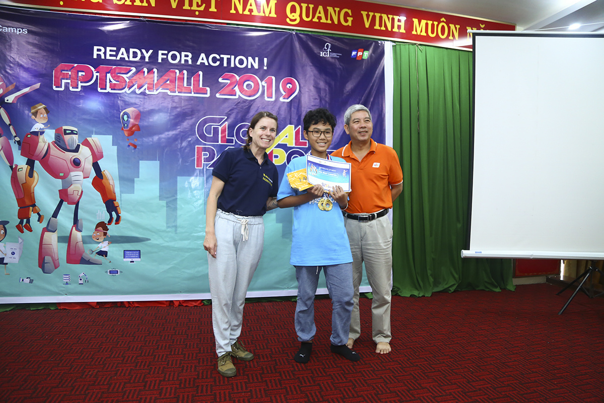 <p class="Normal" style="text-align:justify;"> Bé Nguyễn Gia Bảo (con anh Nguyễn Duy Phước, FPT IS GMC) là một trong những trại viên đạt danh hiệu Trại viên xuất sắc nhất với hai chiếc huy chương vàng.</p>