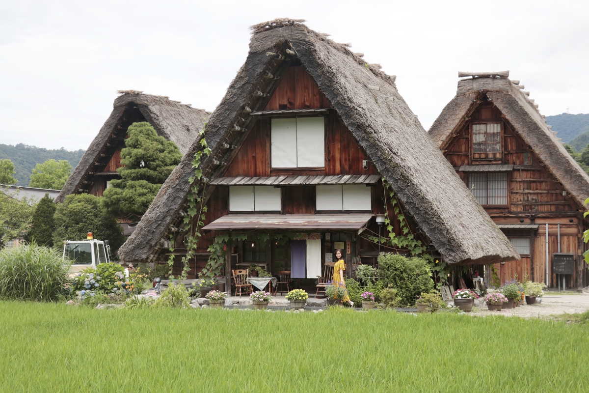<p class="Normal" style="text-align:justify;"> Người FPT Japan khám phá Shirakawa-go, ngôi làng xinh như thế giới cổ tích ở Nhật. <span>Làng cổ Shirakawa-go nằm ở chân núi Haku-san, tỉnh Gifu, miền Trung Nhật Bản, được UNESCO công nhận là di sản văn thế giới năm 1995. </span><span style="color:rgb(34,34,34);">Phần mái nhà được lợp bằng cỏ tranh hoặc rơm. Mỗi bên mái dày 50 cm để chống đỡ tuyết và cái lạnh trong mùa đông. </span></p> <p class="Normal" style="text-align:justify;">  </p>