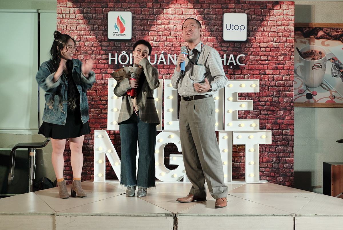 <p style="text-align:justify;"> Anh Nguyễn Đức Quỳnh - Chủ tịch FPT Software HCM kiêm Giám đốc  đơn vịu EBS tặng hoa nữ ca sĩ vì sự xuất hiện trong đêm Hội quán âm nhạc chủ đề Indie Night lần này. </p>