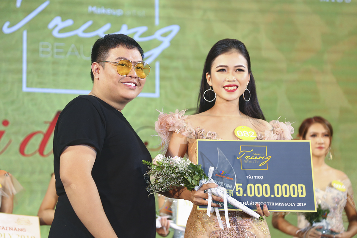 <p style="text-align:justify;"> Cô gái đến từ Bình Định, Trần Thị Yên đã nhận phần thưởng trị giá 5 triệu đồng khi là Thí sinh được nhà tài trợ bình chọn.</p>