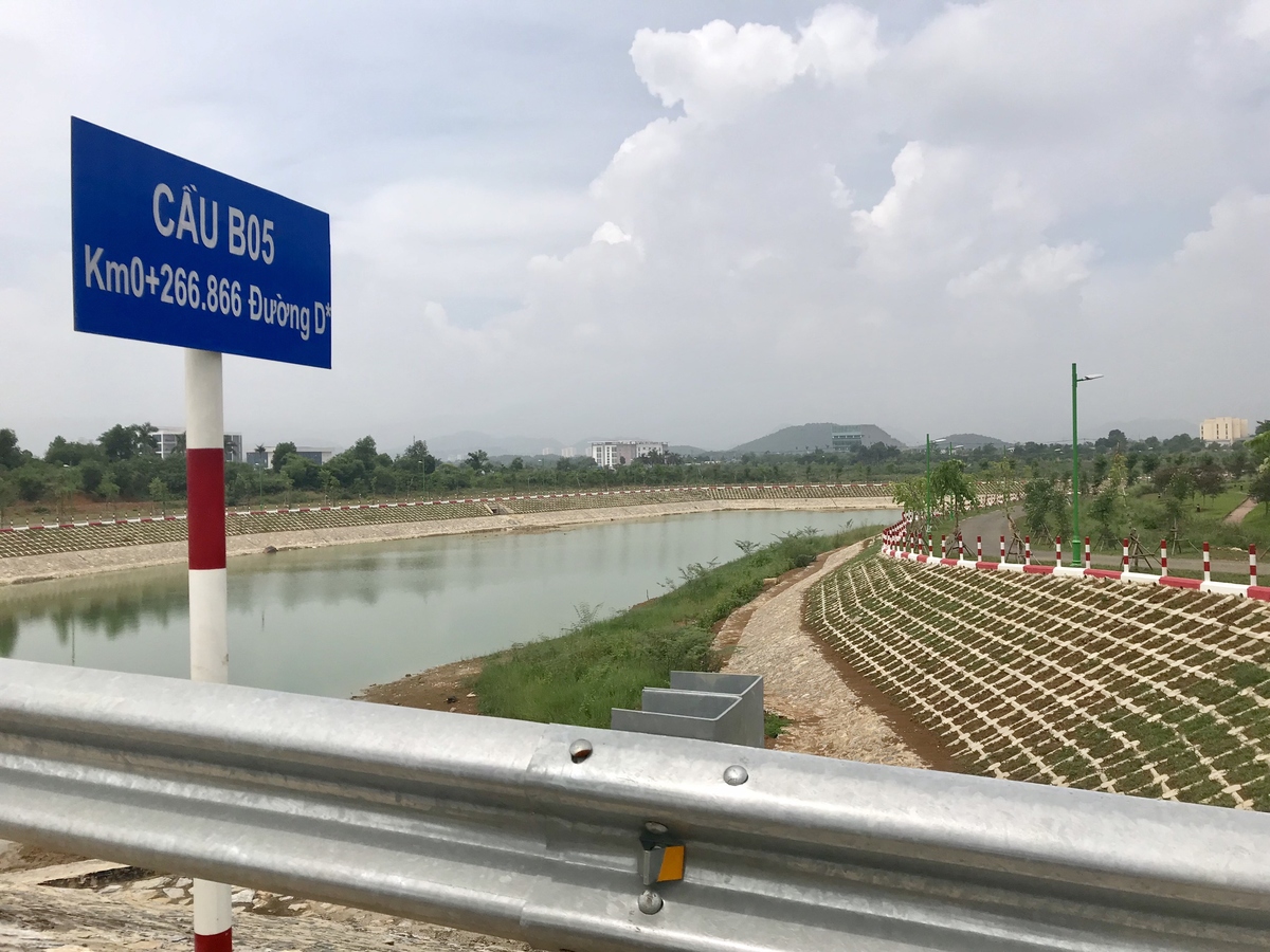 <p> Đường chạy bám dọc theo ven hồ Tân Xã, Hòa Lạc. Hồ chạy qua tổ hợp làng phần mềm FPT Software, có nguồn lưu thông không khí thoáng đãng, trong lành, mát mẻ.</p>
